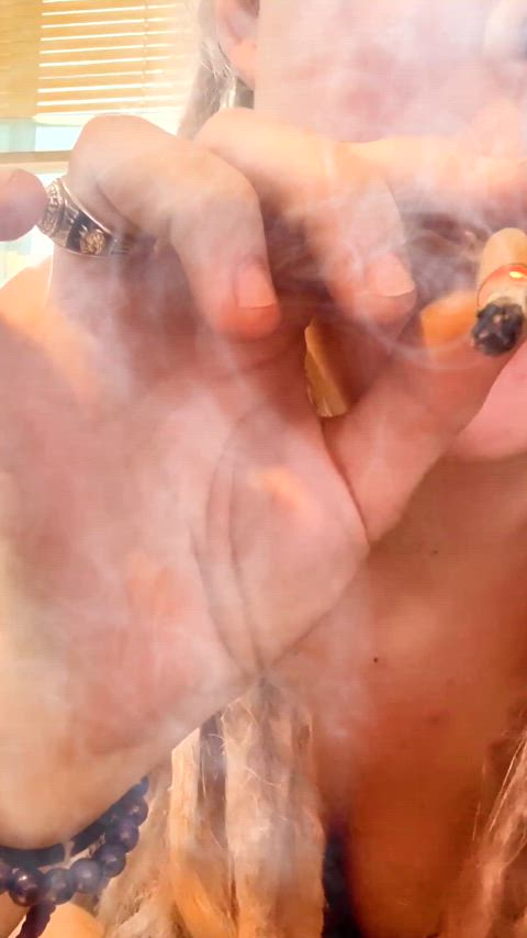 Blaze it uppppp hope everyones blunt is burning slow and steady ๐