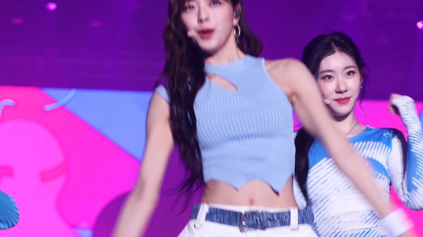 yuna - itzy - fancam too close to the stage (full vid in the comments)