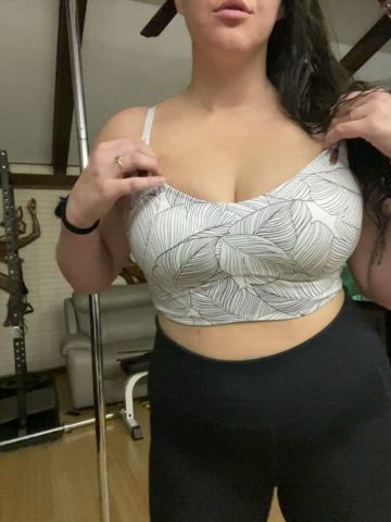 Went shopping today and got some new workout clothes for cheap. Dropping my tits