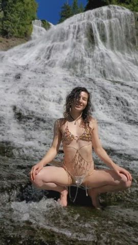 Petite and bubbly nymph-O who loves to shake her ass on waterfalls😋🧚‍♀️