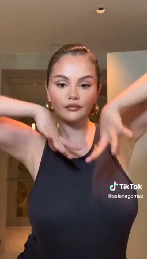 Selena Gomez tits look so heavy