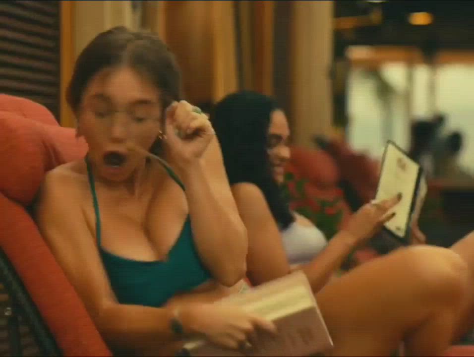 Cleavage clip from The white Lotus Episode 3