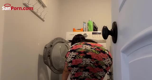 Stuck big ass fucks Stepmom in the washing machine
