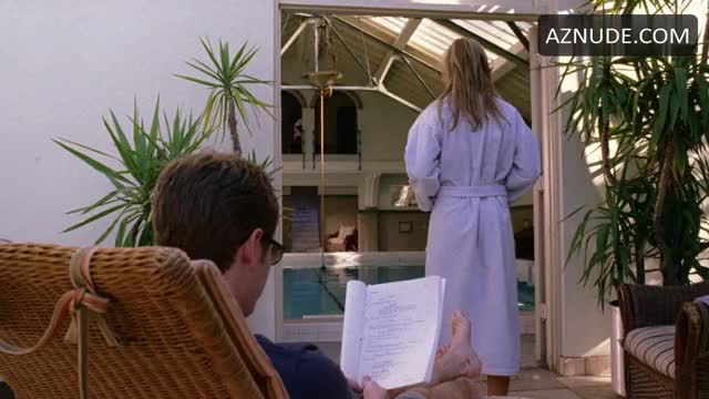 Scene from Entourage 1x05 (2004). The girl seen from the back is Beau Garrett, seen