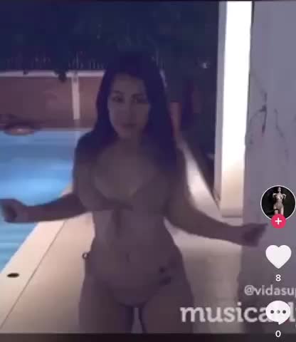 Vidasupa does erotic bikini dance by the pool