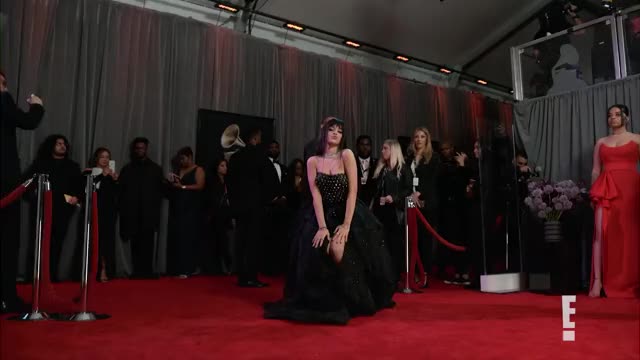 Camila Cabello, posa en E! Glambot en la alfombra roja de los (62nd GRAMMYs)