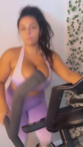 cleavage huge tits jiggling clip