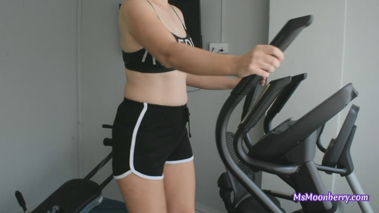 [F] Flashing my tits at the gym [OC]