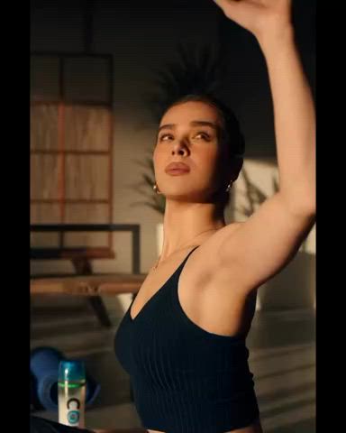 armpits celebrity hailee steinfeld clip