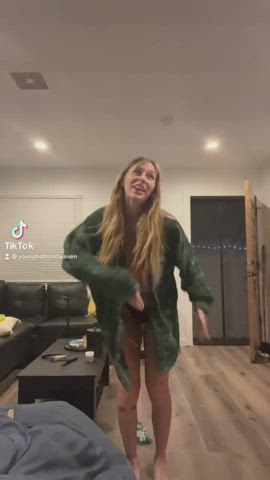 blonde bottomless flashing nipslip pawg teen tiktok tits clip