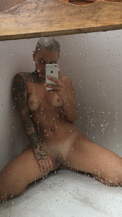 come take a shower with this shaved girl