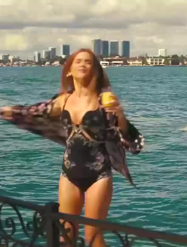 isla fisher - butt in 'the beach bum'
