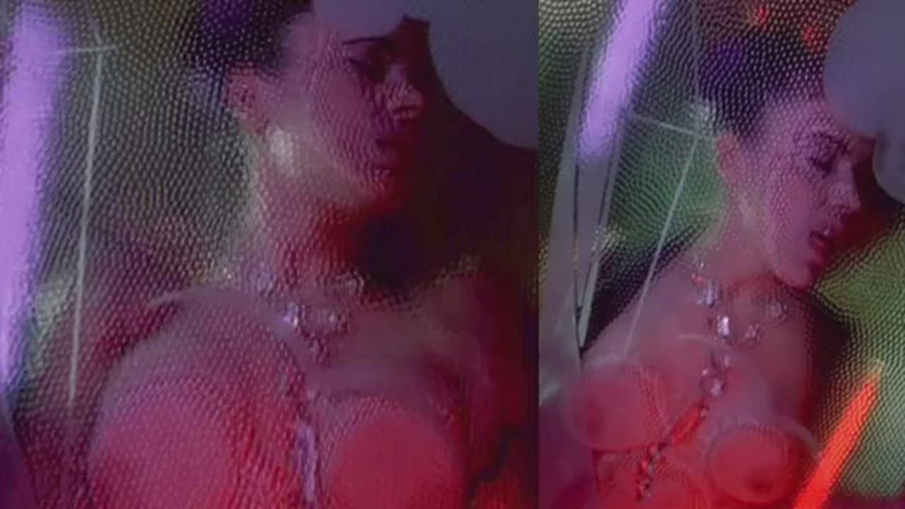 Alyssa Milano shows tits against glass wall (Poison Ivy 2,