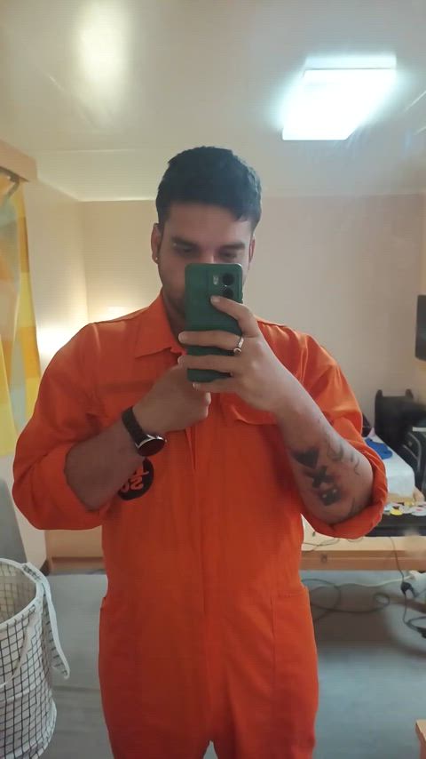 My work jumpsuit makes me look like I'm a convict. 