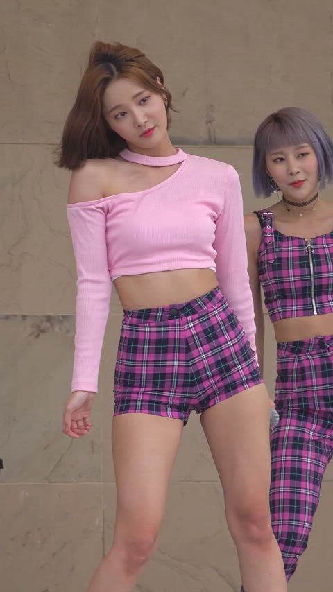 TBT: Yeonwoo looks so tight in this outfit, I think it's my fave