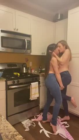 2 girls in tight jeans