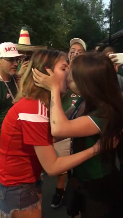 Russia Vs Mexico Kiss (Russia World Cup 2018)