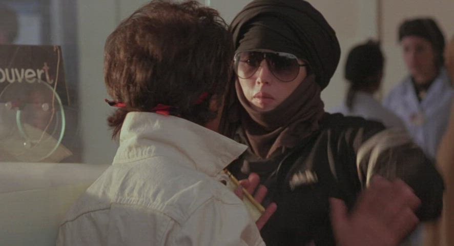 Isabelle Adjani flashes a plot twist to Dustin Hoffman - Ishtar (1987)