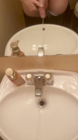 20 years old bwc bathroom big dick pee peeing piss pissing shaved twink clip