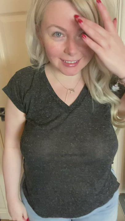 No make up showing off my chubby body , would you take me on a date ? 😁