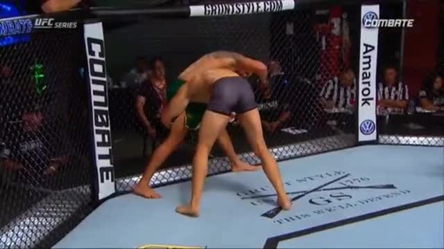 Johnny Walker with the moment of the fight over Henrique Da Silva, also wins the