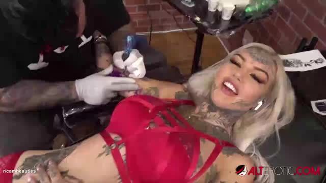 https://cambeauties.com/amber-luke-gets-fingered-and-dildoed-while-getting-a-tattoo/