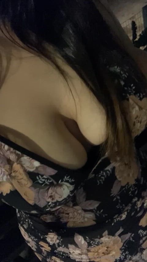 Thai slut looking for guys for make some fun in Thai new year festival 🎆🎇