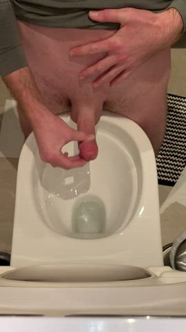Oops I missed the toilet ;) 21 yo German (dms open but I’m straight tho ;))