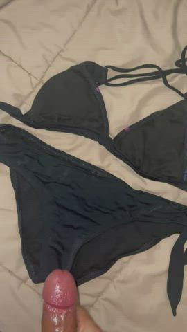 hot friend left her beach bag so I came on her bikini 😜