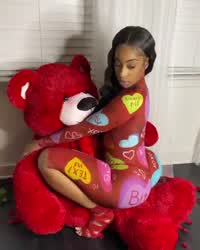 Love to be that teddy bear ?