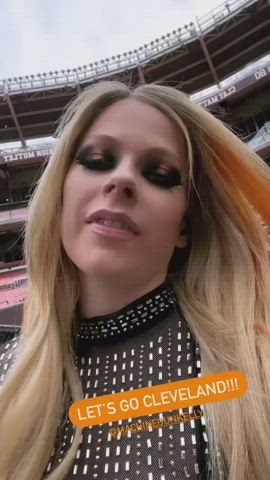 avril lavigne cleavage see through clothing clip