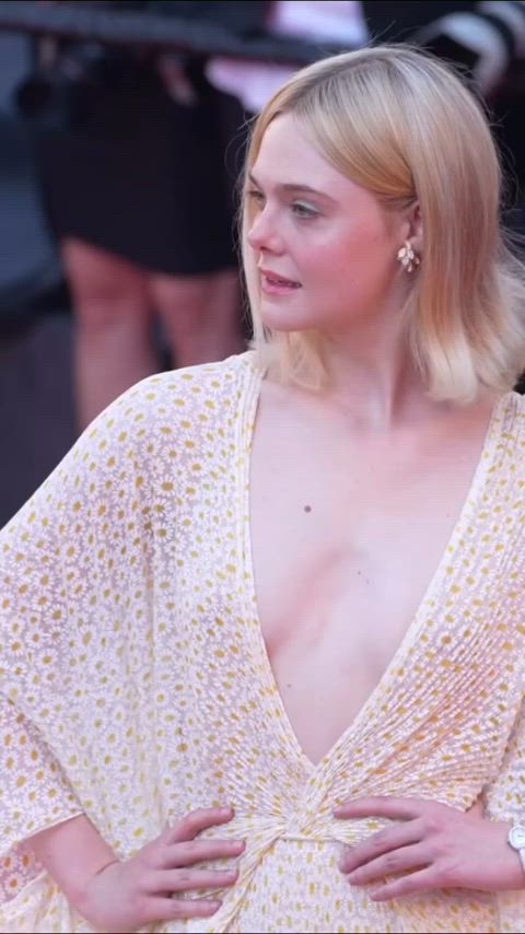 celebrity elle fanning pale petite celebs clip