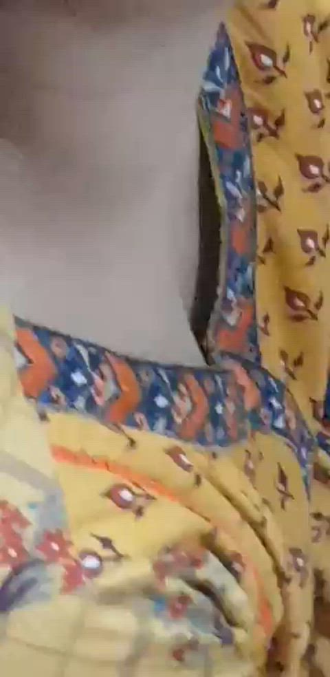 candid cleavage desi indian mom clip