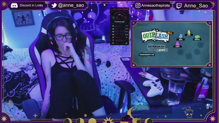 Anne sao flashing her petite tits during her stream