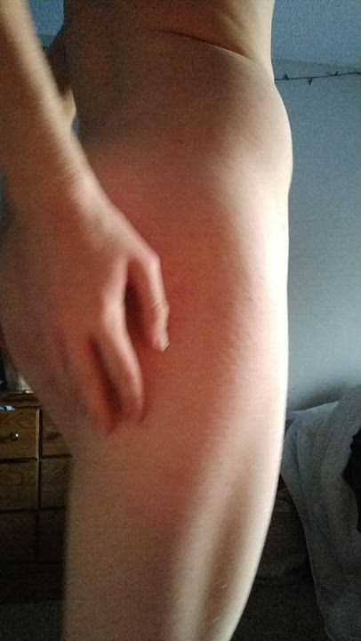 Playing with my exceedingly average butt (dm me what you'd do to it given the chance?)