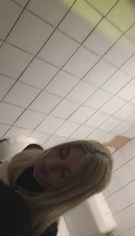 Wild drunk girls going all out in the restroom + full vid in the comments