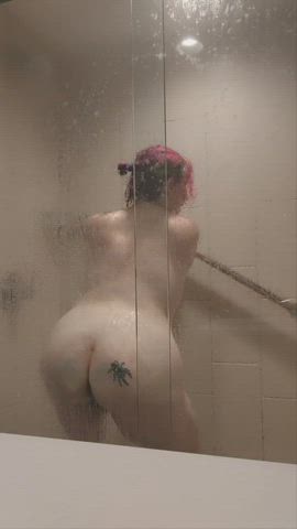 gotta love a shower with those good ole glass doors