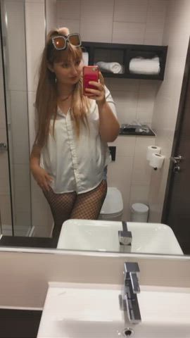 Is anyone a fan of fishnets and silk shirts? [F][LEEDS]