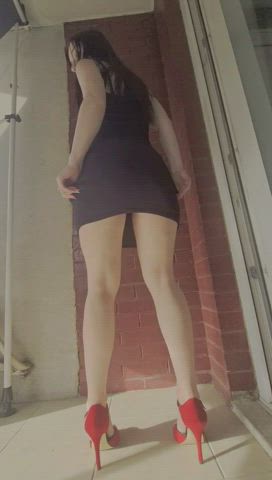 How does this black dress look on me?
