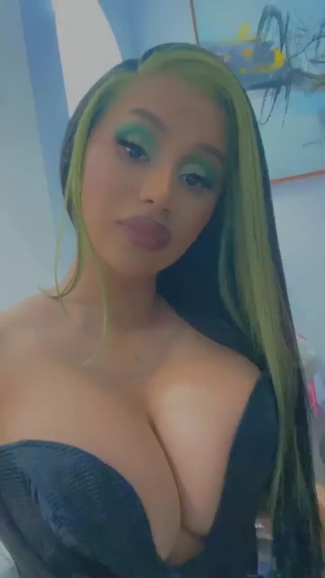 Cardi B XXL cleavage