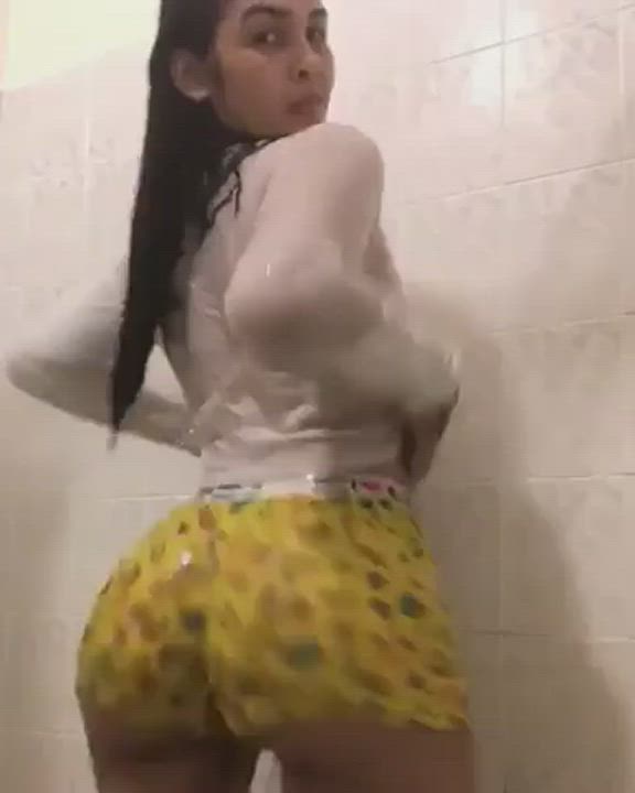 Ass Jiggling Latina Shower clip