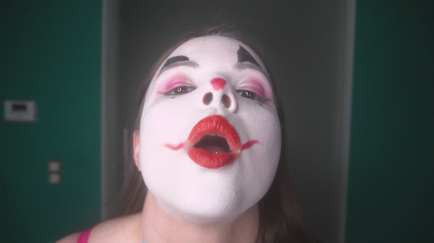 Gentle clown giantess seeks tiny treat