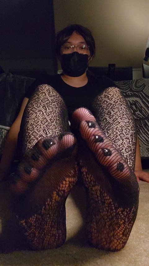 what's the matter, never seen a femboy with cute feet? :)