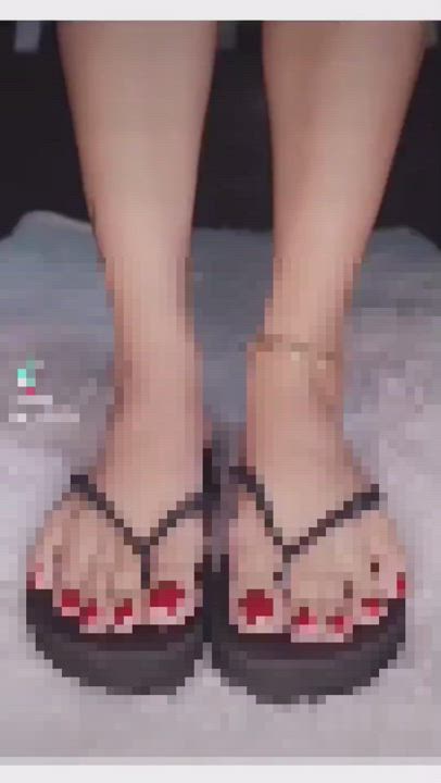 More censored heels! But all you can see is pixels, blur, pixels, blur...