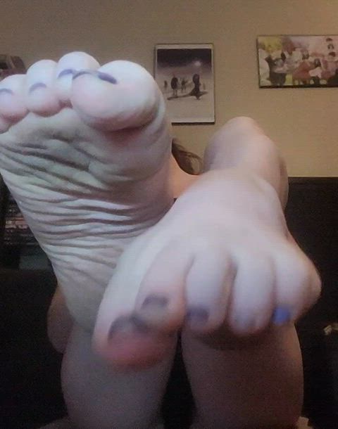 Come play with my dirty toes