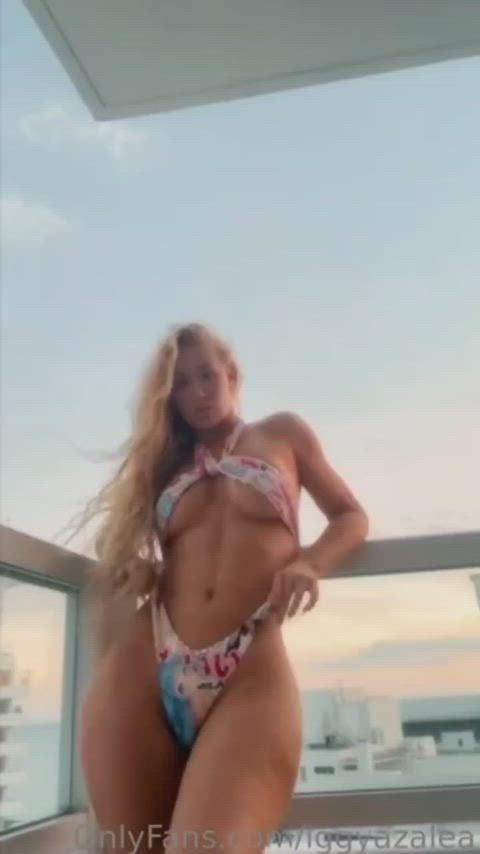 big tits bikini blonde celebrity cleavage fake tits iggy azalea onlyfans thick clip