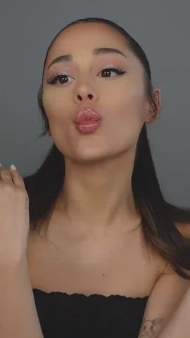 [reddit] Any buds want to exchange gifs and worship Ariana together (Looking for