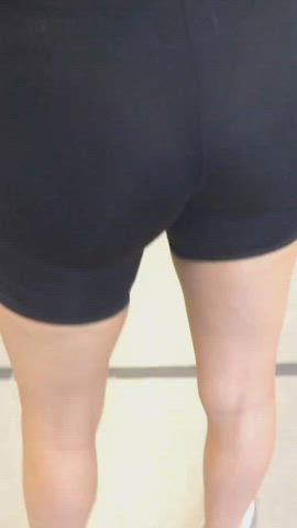 ass bending over big ass booty candid curvy leggings shorts voyeur clip
