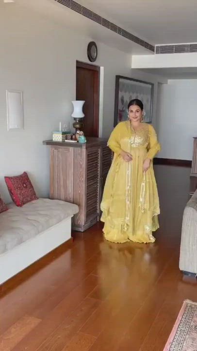 Vidya Balan is ultimate busty milf ..her ass and curves gives a hard boner 💦