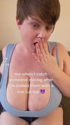 Busty Cleavage Huge Tits clip